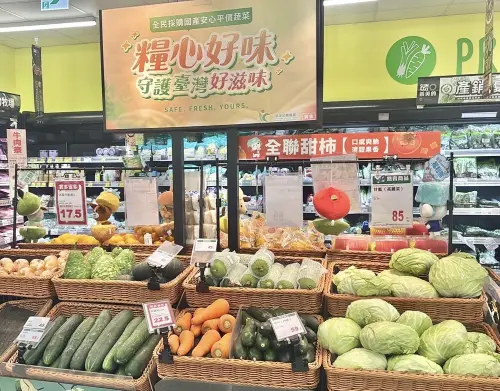 ▲薔琵颱風來襲，民眾擔心菜價上漲，農糧署推動平價蔬菜專區，全聯門市供應高麗菜、瓜類等蔬菜，提供民眾更多採買選擇。（圖／翻攝農糧署）