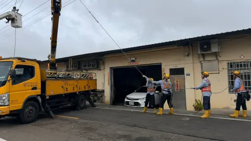 ▲薔琵颱風肆虐，台電台中區處緊急動員293名搶修人員、135輛車輛全力救災(圖／台電台中區處提供2026.10.23)