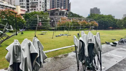 ▲北投溫泉季主舞台遭薔琵颱風強風吹垮，當場應聲倒地，目前正在進行拆除作業。（圖／北市溫泉發展協會提供）