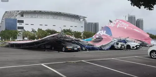 驚悚畫面曝光！江啟臣看板倒塌「慘壓整排車」 網氣炸：一定求償