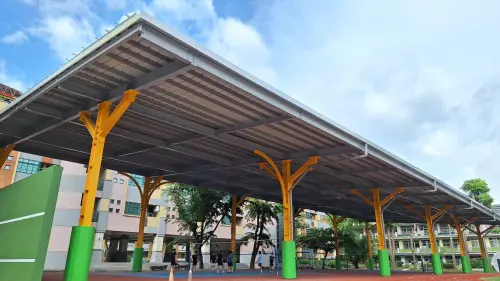 ▲榮獲「特優金質獎」的鳳西國中光電排球場與屋頂光電工程，採獨特「沉入式基樁工法」，打造地面無凸點的安全運動場域，並以圓拱鋼構兼顧結構與美感。（圖／高市府教育局提供）