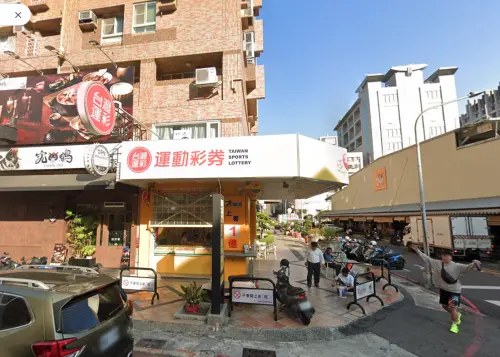 ▲本期大樂透開出1注貳獎，中獎彩券行位於高雄市左營區。（圖／翻攝自Google Maps）