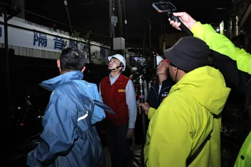 ▲基隆市長謝國樑晚上帶相關局處長與相關單位人員到中正區海濱里、三沙灣一帶關心無預警停電搶修進。（圖／基隆市府提供）