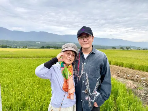 ▲張信哲（右）22日就帶著媽媽（左）搭機前往台東彩排，沒想到演出卻碰上颱風取消。（圖／潮水音樂提供）