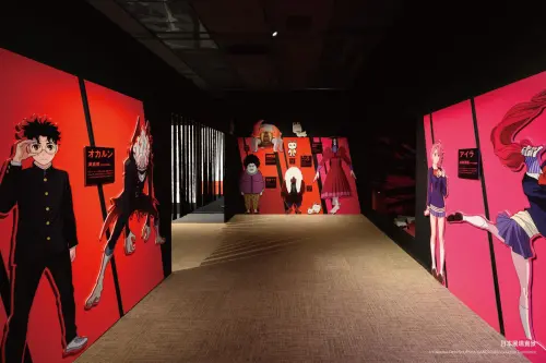▲《膽大黨 Animation Works展》設有角色展示區，厄卡倫、小桃及高速婆婆等人氣角色都能近距離欣賞。（圖／翻攝自udn售票網，為日本展場實景）