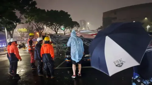 ▲江啟臣與黃馨慧合掛的巨型競選看板，不敵薔琵颱風強風吹襲，整座倒塌砸中8部車，黃馨慧服務處連夜處理中。（圖／黃馨慧提供，2026.10.24）