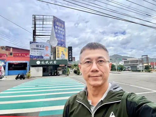 ▲國民黨市議員邱愛珊的丈夫魏隆琪，親自帶領工班處理被毀損的看板，並在臉書發文致歉。（圖／翻攝邱愛珊臉書，2026.10.24）
