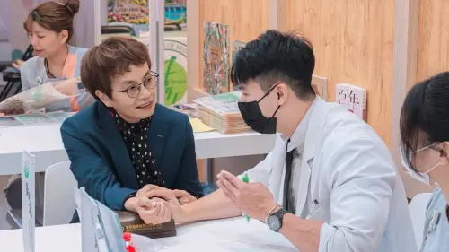 ▲臺南市副市長趙卿惠體驗健康諮詢，透過中醫師面對面交流，認識個人保健需求與日常生活調整方向。（圖／馬光中醫提供）