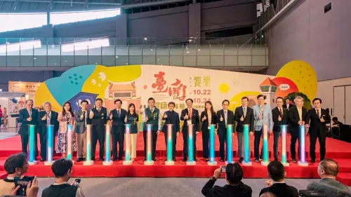 ▲「2026台南健康嘉年華」於大臺南會展中心舉行，崇學馬光中醫診所院長黃千瑞(左3)出席開幕儀式合影。（圖／馬光中醫提供）