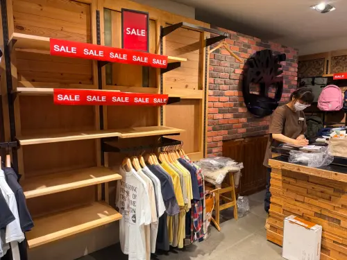 ▲服飾、家電及家居用品仍有少數商品可供選購，民眾仍能把握最後機會撿便宜。（圖／民眾提供）