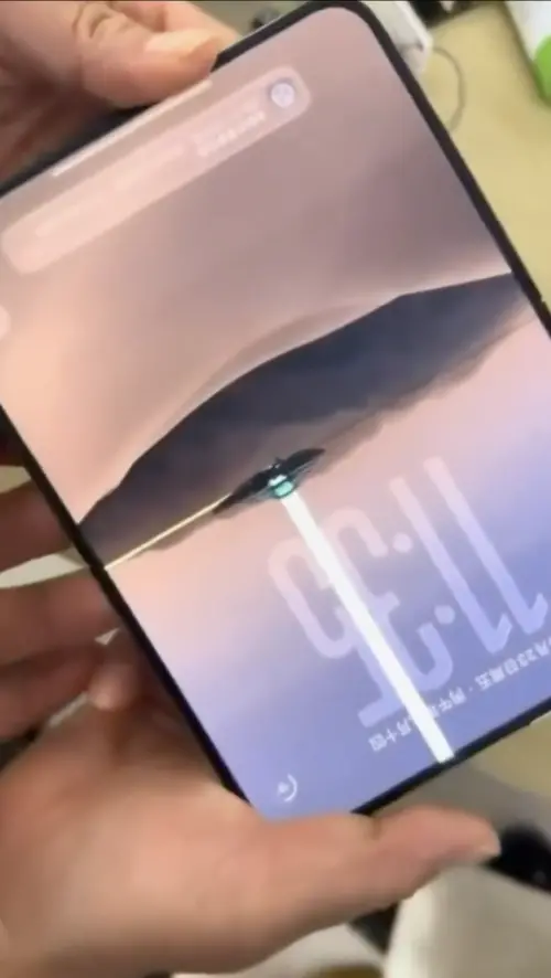 ▲甚至有用戶打開iPhone Duo後出現白色亮線，損壞位置多集中在中央轉軸附近。（圖／翻攝自X）