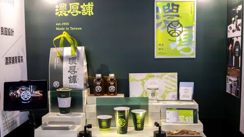▲亞軍團隊「良圓設計」為「濃厚舖青草茶」賦予「濃厚、攏賀」的人情味意涵，透過色彩與包裝升級展現在地新風貌。（圖／高市府青年局提供）