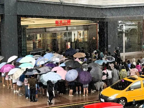 今停班「百貨照開排爆」！停車場、美食街超塞　員工求政府強制管