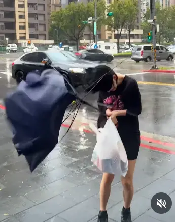 ▲DJ Soda颱風天出門買糧食差點被吹走，雨傘還直接散架。（圖／翻攝自IG@deejaysoda）