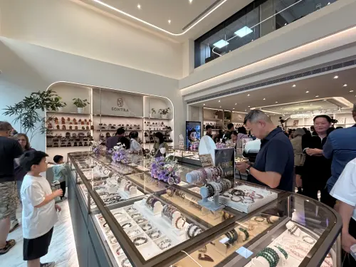 ▲從手機直播走向實體門市，SONTRA水晶旗艦店，讓線上顧客能近距離看商品，也增加面對面交流的機會。（圖／記者金武鳳攝，2026.10.24)
