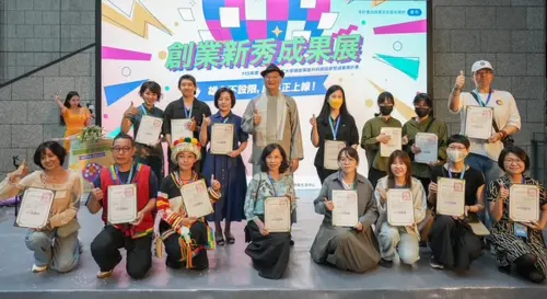 ▲高雄市政府勞工局舉辦創業新秀成果展活動，會中由勞工局局長江健興頒發結業證書，並肯定學員們的學習不懈、在創業路上的堅持，以及對夢想的執著。(圖／高雄市政府勞工局提供)