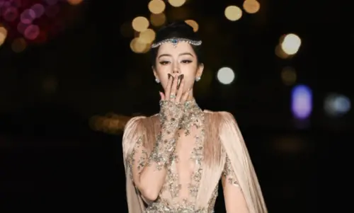 ▲迪麗熱巴紅毯巧思登上微博熱搜。（圖／翻攝自微博）