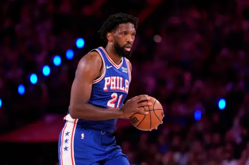 ▲76人禁區神獸恩比德（Joel Embiid）狂砍28分、11籃板外帶全場最高的10次助攻，繳出「大三元」恐怖數據。（圖／美聯社／達志影像）