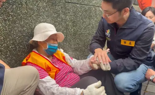 直擊／勘災遇清潔阿嬤頭暈倒地！蔣萬安蹲身關心等救護車