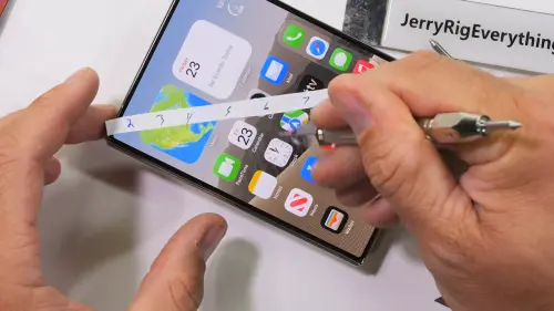 ▲國外YouTuber「JerryRigEverything」使用不同硬度的工具，測試iPhone Duo內外螢幕的抗刮能力，檢驗摺疊螢幕耐用程度。（圖／翻攝JerryRigEverything YouTube）