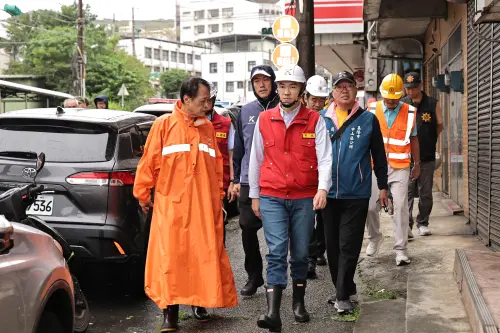 ▲基隆市長謝國樑率市府團隊了解招牌掉落、停電及道路設施受損等情形。（圖／基隆市政府提供）