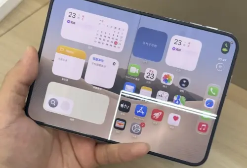 ▲iPhone Duo傳出螢幕破裂災情，有消費者新機使用僅6小時，內螢幕就沿著轉軸裂開，引發外界關注摺疊螢幕耐用度及保固問題。（圖／翻攝《The Verge》）