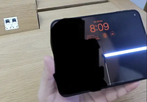 ▲iPhone Duo開賣後陸續傳出螢幕異常災情，澳洲一名果粉新機使用僅6小時、開闔不到20次，內螢幕就沿著轉軸裂開，所幸獲Apple免費換新機。（圖／翻攝Reddit）