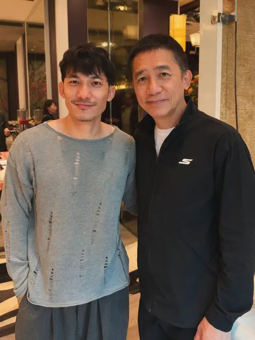 ▲連炳發（左）在飯店巧遇梁朝偉（右），兩人留下珍貴合照。（圖／翻攝自FB@Liên Bỉnh Phát）
