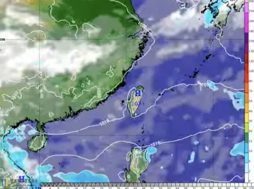 ▲薔琵颱風遠離後，台灣附近轉為偏北風環境，今、明兩天降雨逐漸趨緩，北部、東半部雲量較多，中南部天氣相對穩定。（圖／翻攝天氣風險）