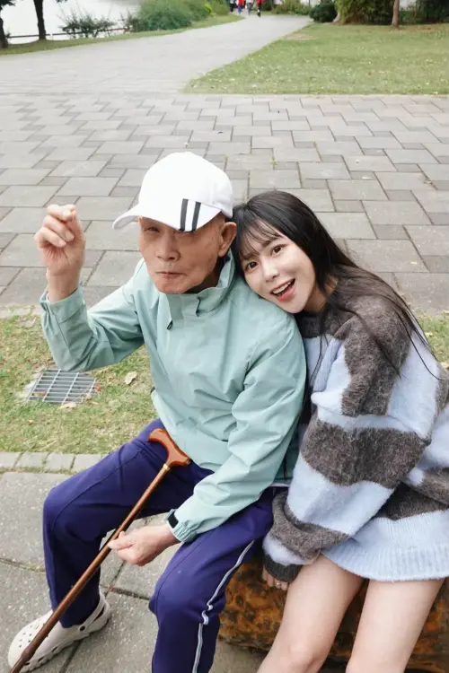 ▲梓梓（右）由阿公阿嬤帶大，對她而言就像是她的爸爸媽媽一樣，然而近日高齡92歲的阿公突然離世，讓梓梓陷入悲痛中。（圖／董梓甯臉書）