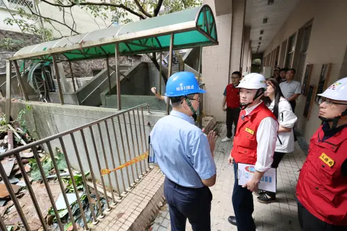 ▲基隆市長謝國樑前往深美國小視察颱風災後校園受損情形，聽取相關人員說明，了解設施受損狀況及後續修復作業。（圖／基隆市政府提供）