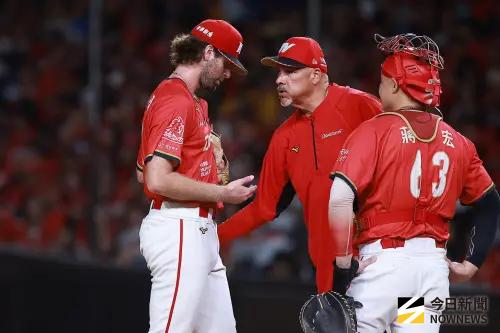 ▲味全龍總教練葉君璋率隊在台灣大賽取得3勝2敗優勢，但連續兩場未能封王，戰線延長至G6。（圖／記者葉政勳攝 ,2026.10.25）