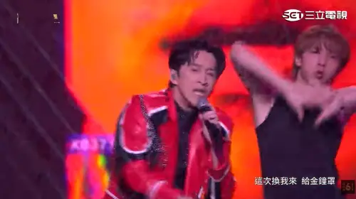 ▲陳漢典換裝與舞群唱跳演出，帶來以「一世代」為主題的精彩開場秀，大秀舞蹈與饒舌快嘴。（圖／三立電視）
