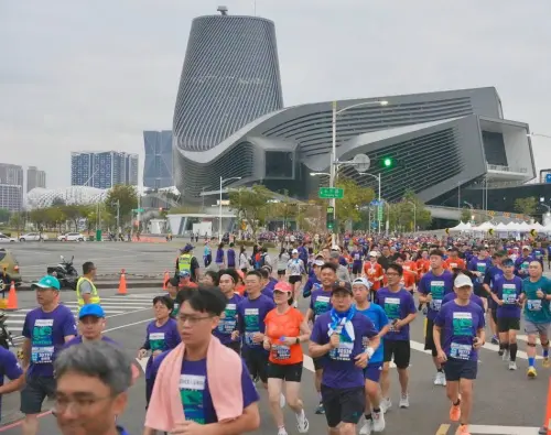 ▲來自全國各地逾3000位跑者奔馳高雄港灣，跑出高雄港市共榮新篇章。(圖／台灣港務公司提供)