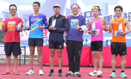 ▲台灣港務公司董事長周永暉(右3)為男子組前五名跑者頒獎。(圖／台灣港務公司提供)