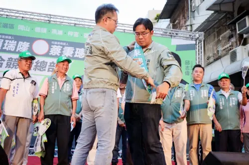 ▲ 蔡秉璁競選總部主任委員立委邱志偉也為長期栽培的子弟兵披上彩帶。（圖／市議員候選人蔡秉璁提供）