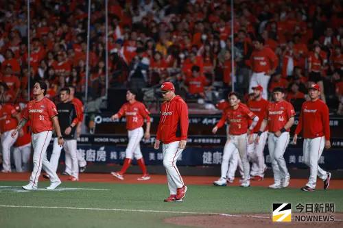 ▲味全龍在台灣大賽先拿3勝「聽牌」後連吞2連敗，今日在G6要力拚封王。（圖／記者葉政勳攝 ,2026.10.25）