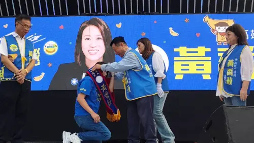 ▲ 前議長爲議員女兒黃香菽披上彩帶。（方向。（圖／市議員黃香菽提供）