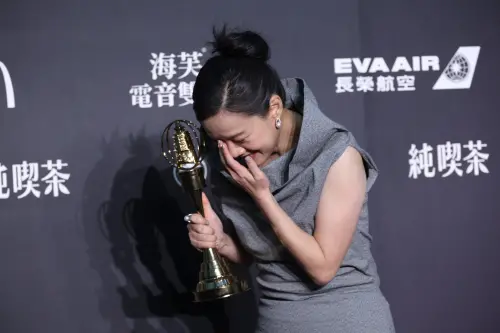 曾寶儀等13年再拿金鐘太爽！用哭腔講感言「我太丟臉」一路吼下台