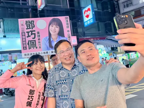 ▲ 沿途民眾熱情打招呼，不少人直呼「阿川本人好帥！」、「我每天都在電視看你！」現場互動熱絡，展現高人氣。（圖／市議員候選人鄧巧佩提供）