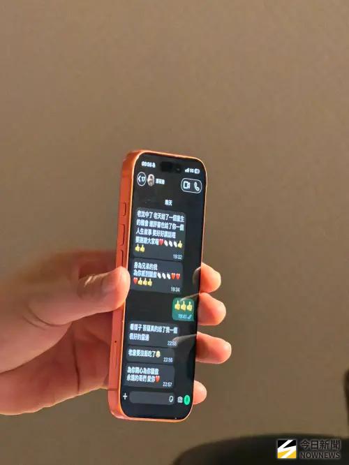 ▲沈玉琳秀出對話紀錄，證實潘若迪早在開獎前、晚間7點32分就傳訊息恭喜他得獎。（圖／NOWNEWS攝影中心）