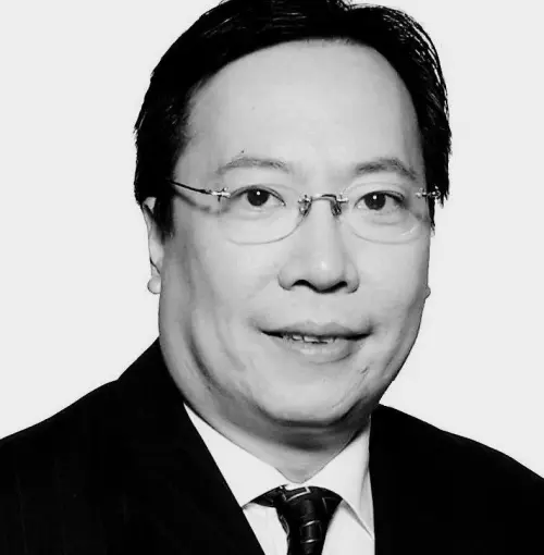 ▲沈振盈10月24日在大街上突然向前倒地昏迷，被附近民眾目擊緊急報警並聯絡救護人員。（圖／沈振盈課程同學會臉書）
