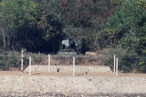 北韓自走砲現身邊境！車身寫「消滅美帝」　再控韓國捏造地雷事件
