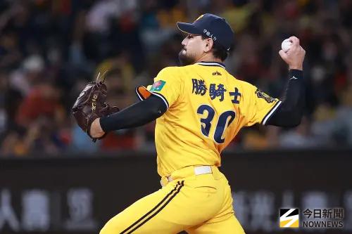 ▲ 中信兄弟先發投手勝騎士燃燒小宇宙，五局僅失1分。（圖／記者葉政勳攝 ,2026.10.26）