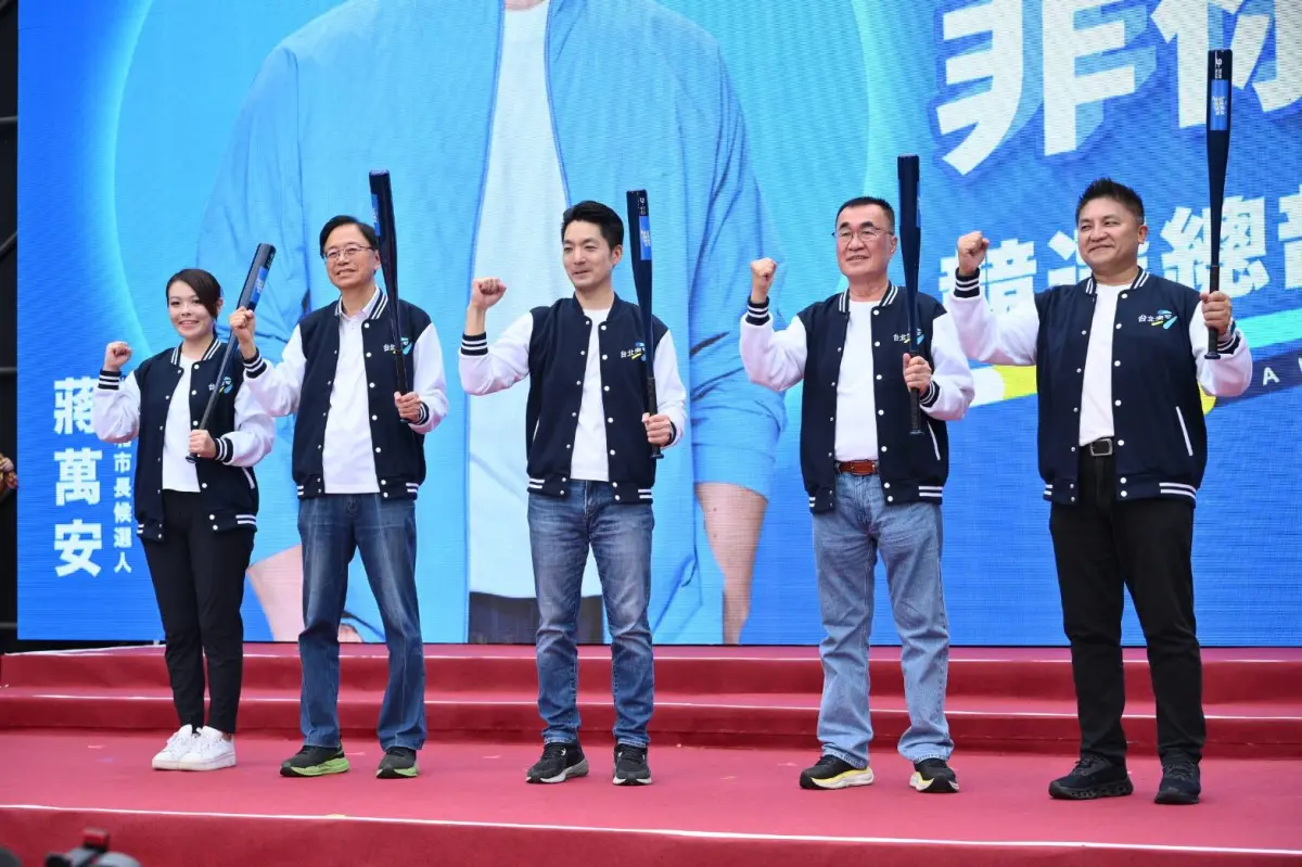 蔣萬安造勢湧3萬人！侯友宜嗆沈伯洋「嘴巴都是泡」：做事沒半步