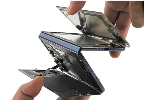 ▲iPhone Duo上市後接連傳出內螢幕損壞災情，國外維修專家拆解手機，分析轉軸內部結構與螢幕支撐機制，懷疑轉軸零件異常可能造成螢幕受壓破裂，但確切原因仍待確認。（圖／iFixit）