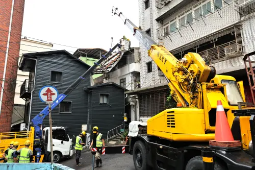 ▲颱風過境造成基隆部分地區鐵皮設施受損，施工團隊出動吊車及高空作業車進行拆除與搶修作業，加速災後復原。（圖／基隆市政府提供）