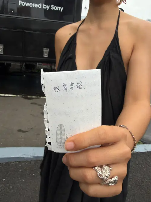▲任敏嫻透露明天就要飛回法國，拿出「我需要錢」的紙條，笑談返台參加金鐘的開銷。（圖／記者趙浩雲攝影）