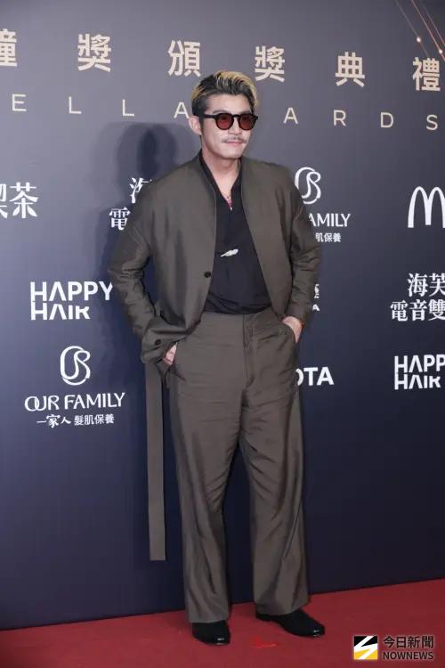 ▲王柏傑瀏海染成金色，戴太陽眼鏡，穿一套咖啡色改良式西裝，蓄小鬍子，帥氣現身金鐘獎紅毯。（圖／NOWNEWS攝影中心）