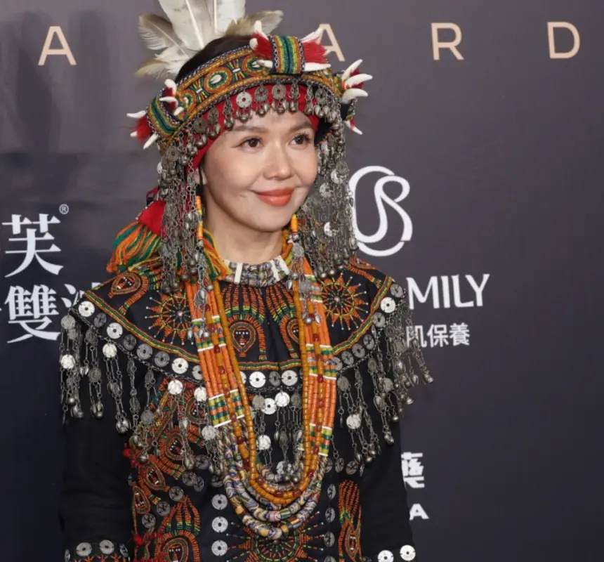 于子育30萬族服走紅毯
